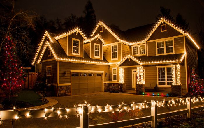 Lighted outdoor christmas decor